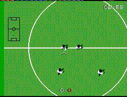 O campo está bastante ampliado, mas para compensar temos um pequeno radar que mostra as posições dos jogadores
