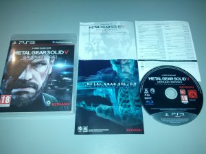 Jogo com caixa e papelada.